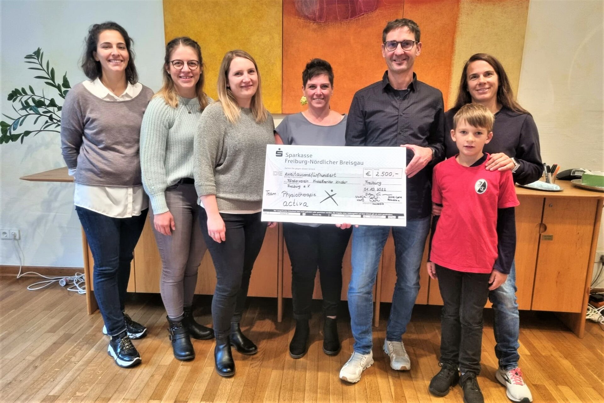 Physiotherapie activa übergibt Spende in Freiburg Förderverein für