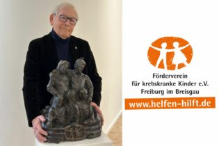 foerderverein-krebskranke-kinder-freiburg-skulptur-mit- obleser-2023
