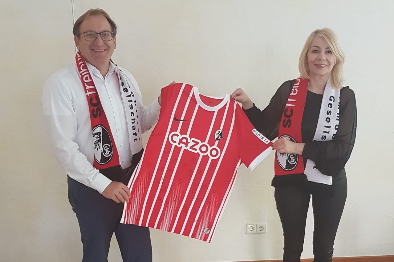 foerderverein-krebskranke-kinder-freiburg-sc-trikot-uebergabe-2023